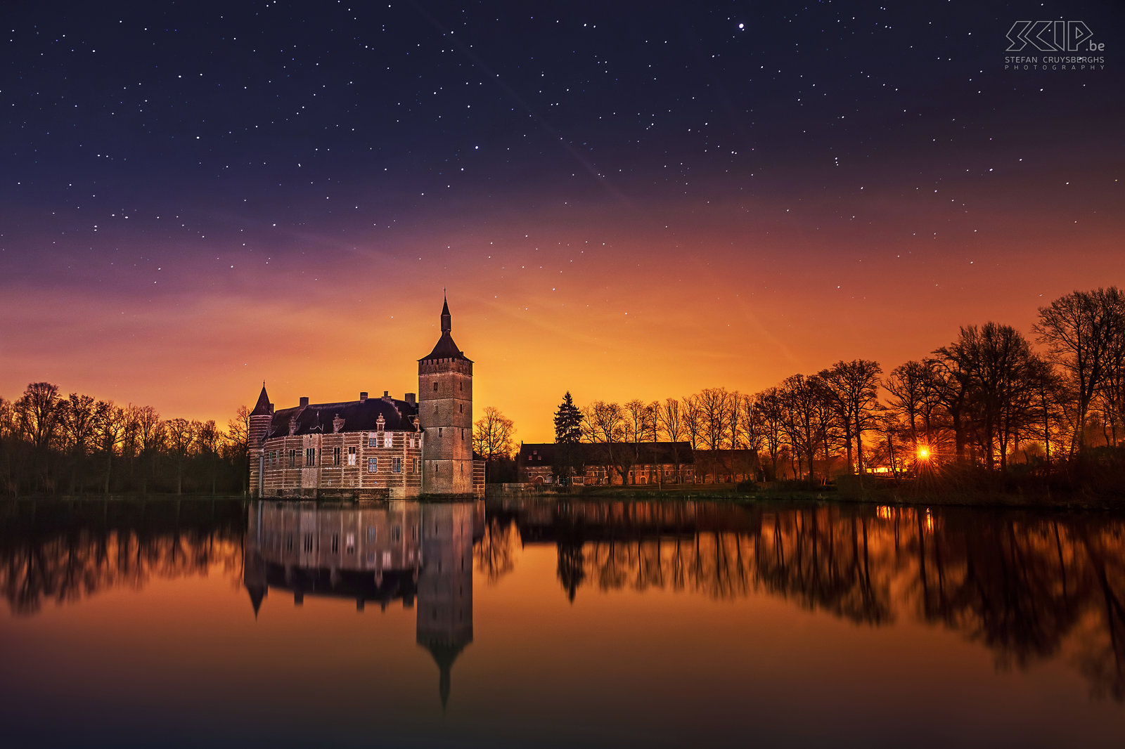 Sint-Pieters-Rode - Castle of Horst by night The castle and the chapel of Horst are photogenic landmarks near my new home. So in recent months I went out to photograph them several times, mostly in the evening and at night or when there were special weather conditions. I tried to create some unique photos of these monuments that differ from the images that already have been captured by many other people.<br />
 <br />
The castle of Horst is located in the village of Sint-Pieters-Rode (Holsbeek, Belgium). The castle was built in the mid-14th century and is still quite authentic. The former living rooms, made of brick and sandstone, are mostly from the 16th and 17th centuries. Under an old lime tree in the middle of the fields nearby the castle the Saint Joseph's chapel is located.It dates from the early 19th century.<br />
 Stefan Cruysberghs